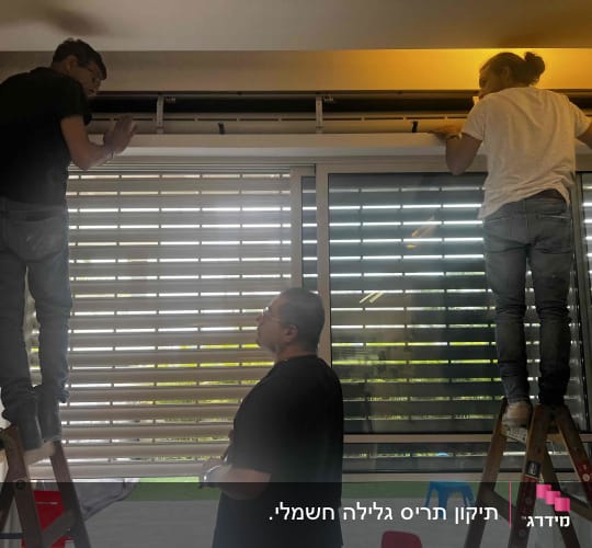 שני אנשים מתקנים תריסים על סולמות